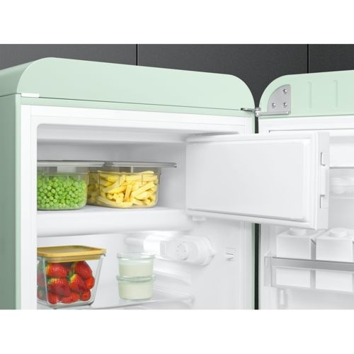 Refrigerador abierto con guisantes, papas fritas y fresas.