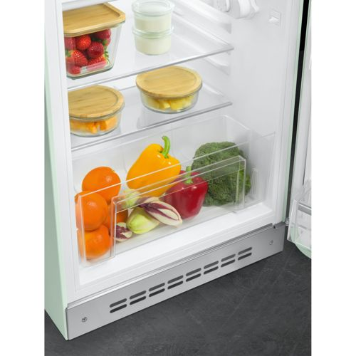 Refrigerador abierto con frutas y verduras en cajones y estantes.