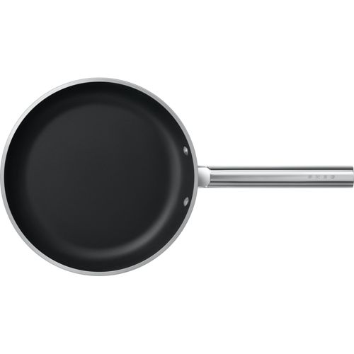Eine schwarze Bratpfanne mit silbernem Griff.