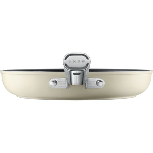 Beige Smeg-Pfanne mit silbernem Griff und weißem Hintergrund.
