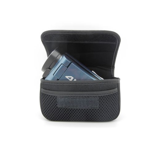 Ein blauer Camcorder liegt in einer offenen schwarzen Tasche mit Netzgewebe an der Vorderseite.