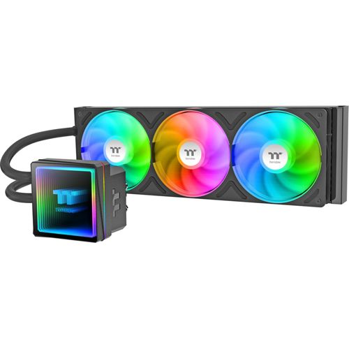 Un dissipatore CPU nero con tre ventole RGB e un alloggiamento pompa quadrato.