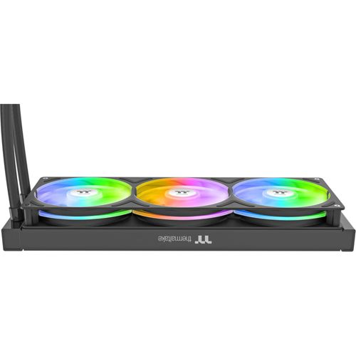 Un dissipatore CPU nero con tre ventole illuminate nei colori dell'arcobaleno.