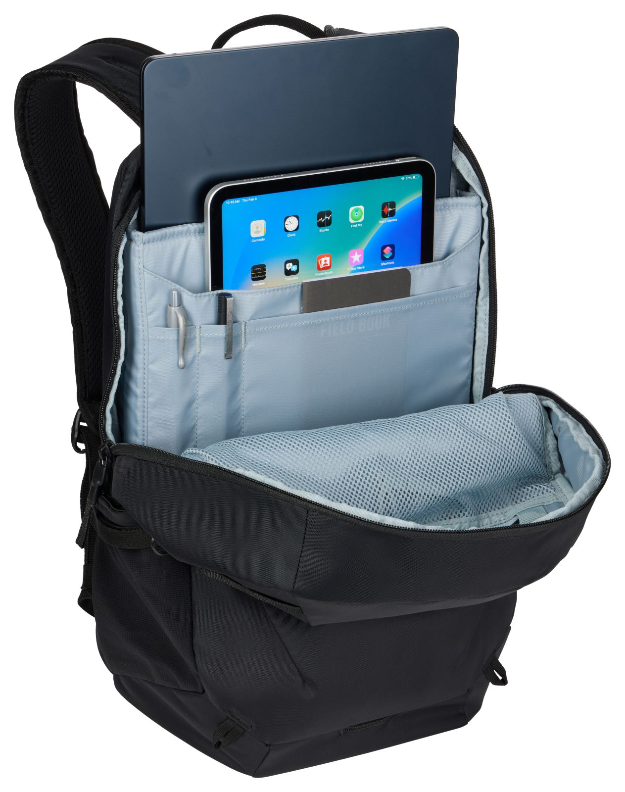 Zaino nero con scomparto principale aperto, che mostra laptop e tablet.