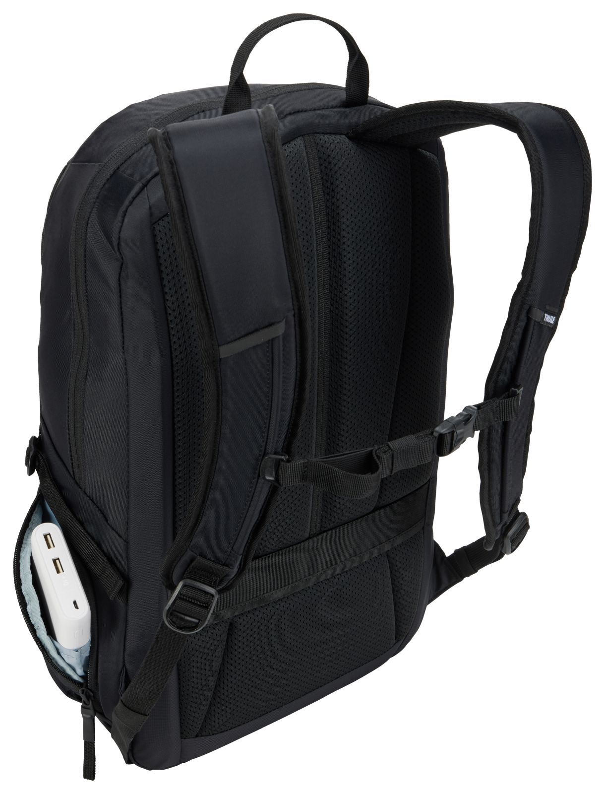 Zaino nero con tasca laterale contenente un power bank bianco.