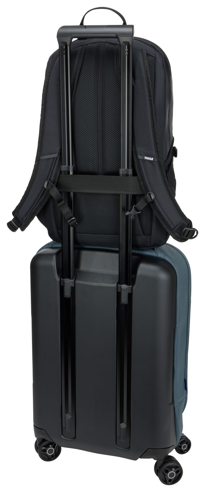 Zaino nero su trolley blu con manico estensibile.