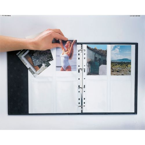 Hand legt Foto in Album. Fotos von Frau in Badeanzug, Haus und Küste.
