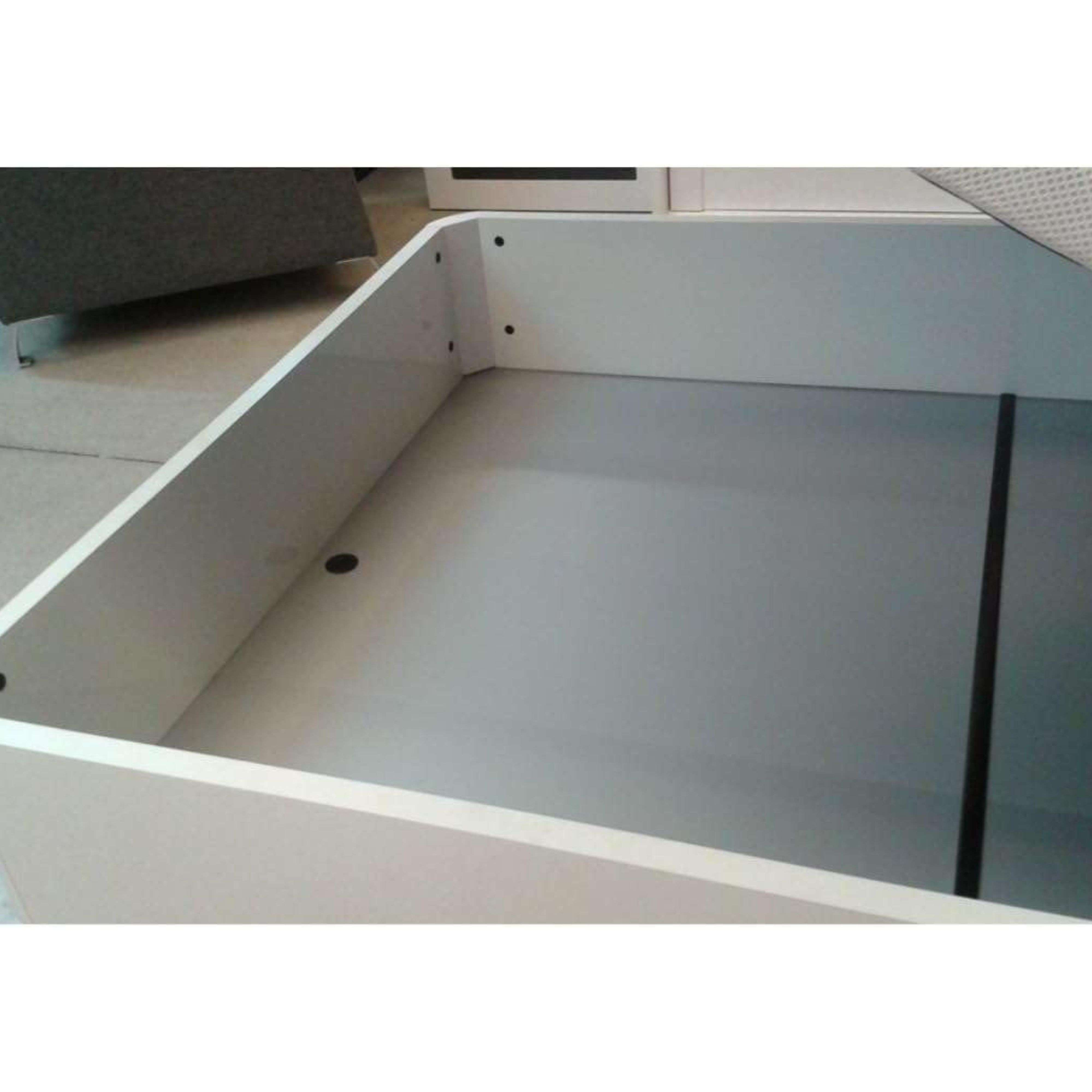 Una caja blanca con fondo gris. El interior está vacío y limpio.