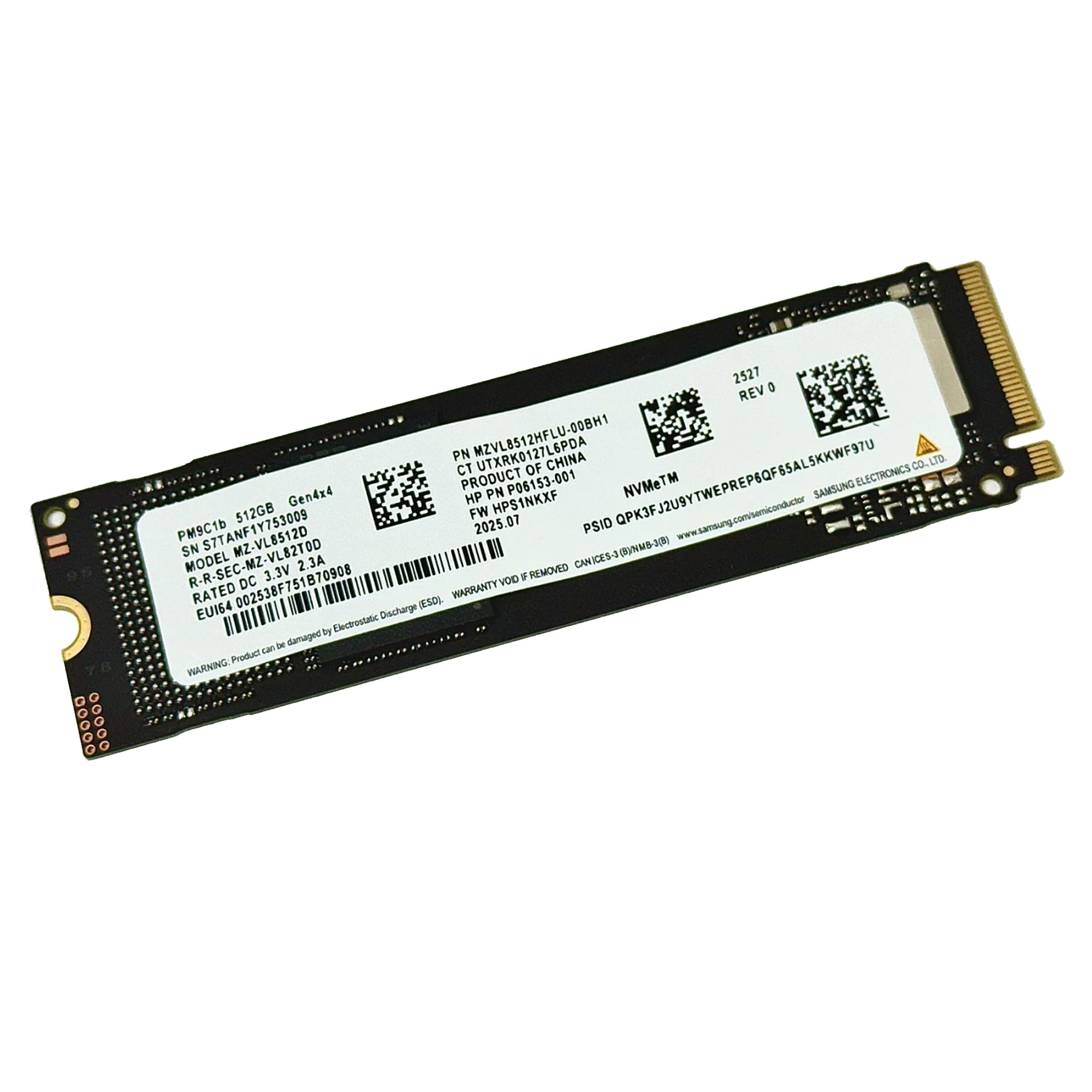 Model ve seri numaralarını gösteren etiketlere sahip siyah bir M.2 NVMe SSD.