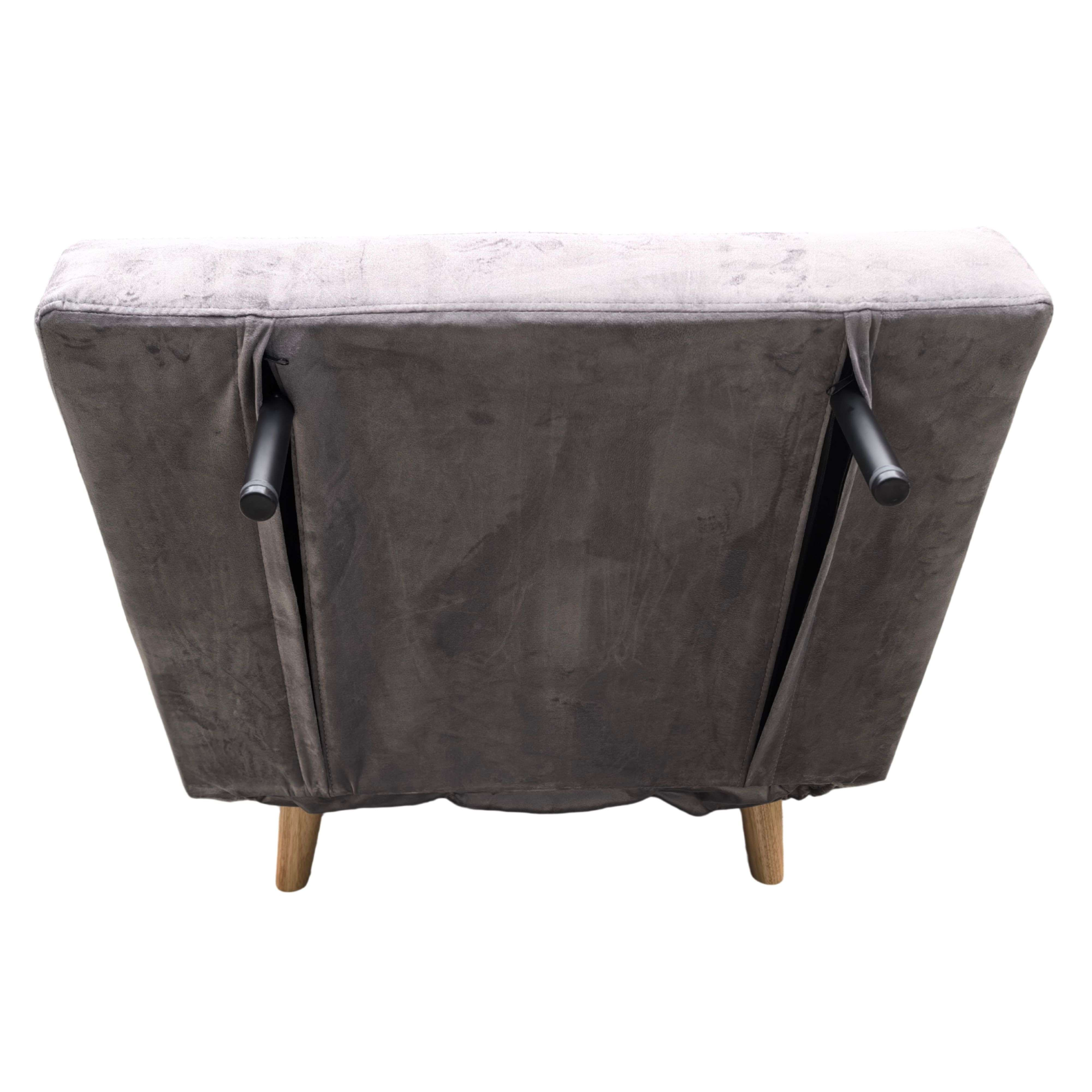 Sillón gris desde abajo con dos patas de metal negras y dos de madera.