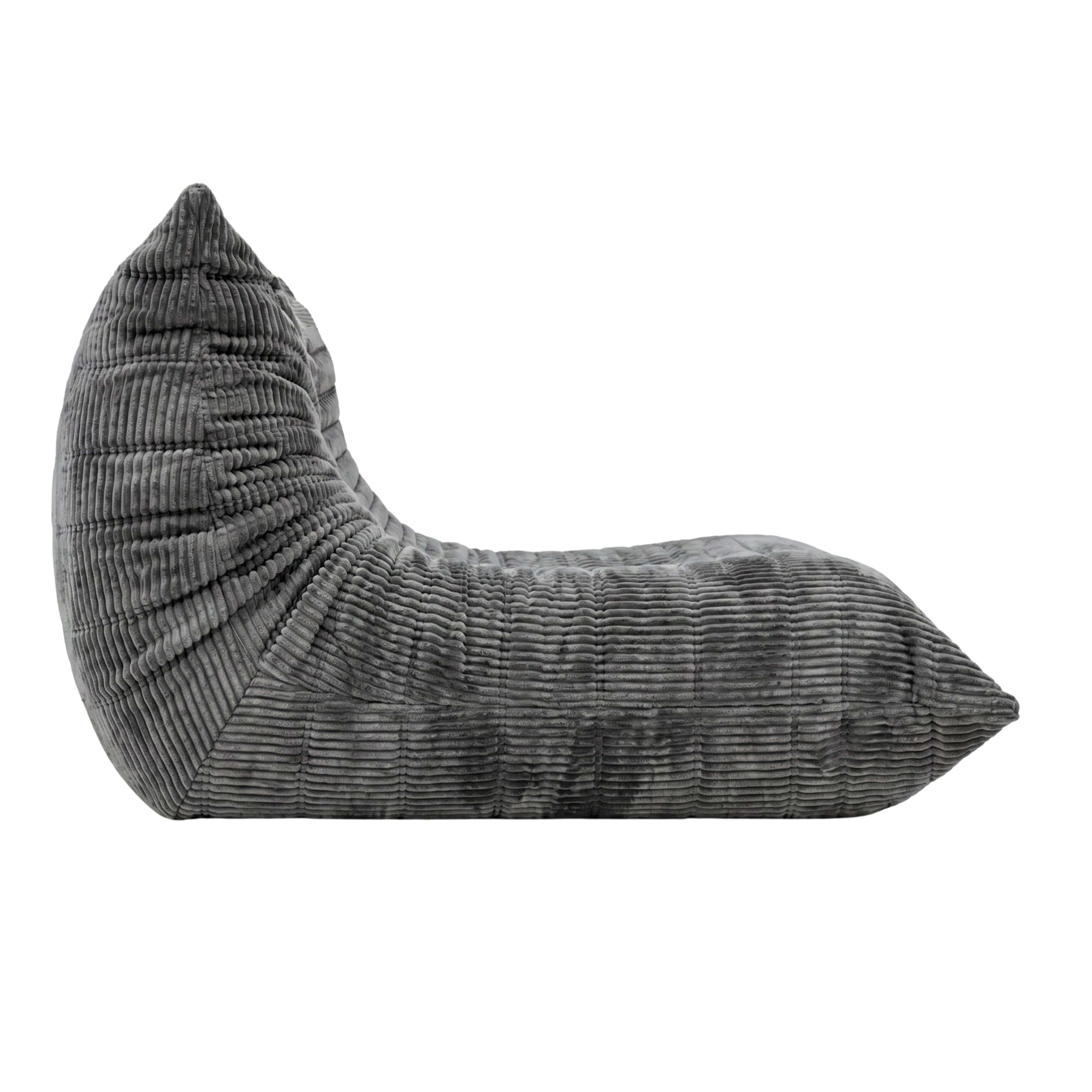 Puf de pana gris con textura acanalada, aislado sobre fondo blanco.