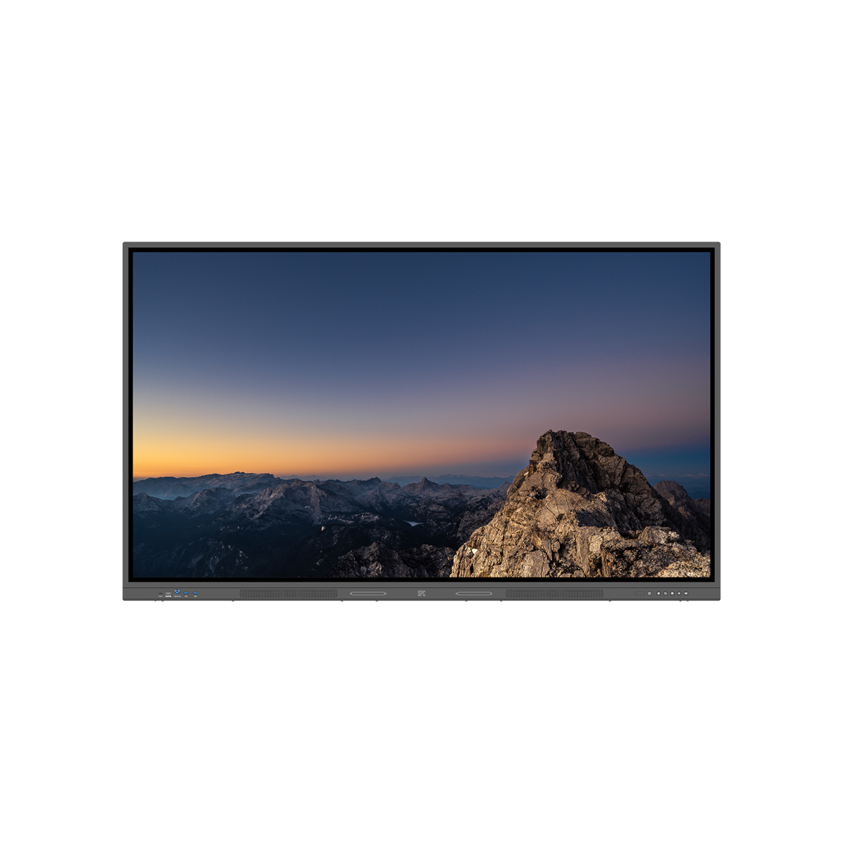 Una pantalla grande muestra un paisaje montañoso al atardecer.
