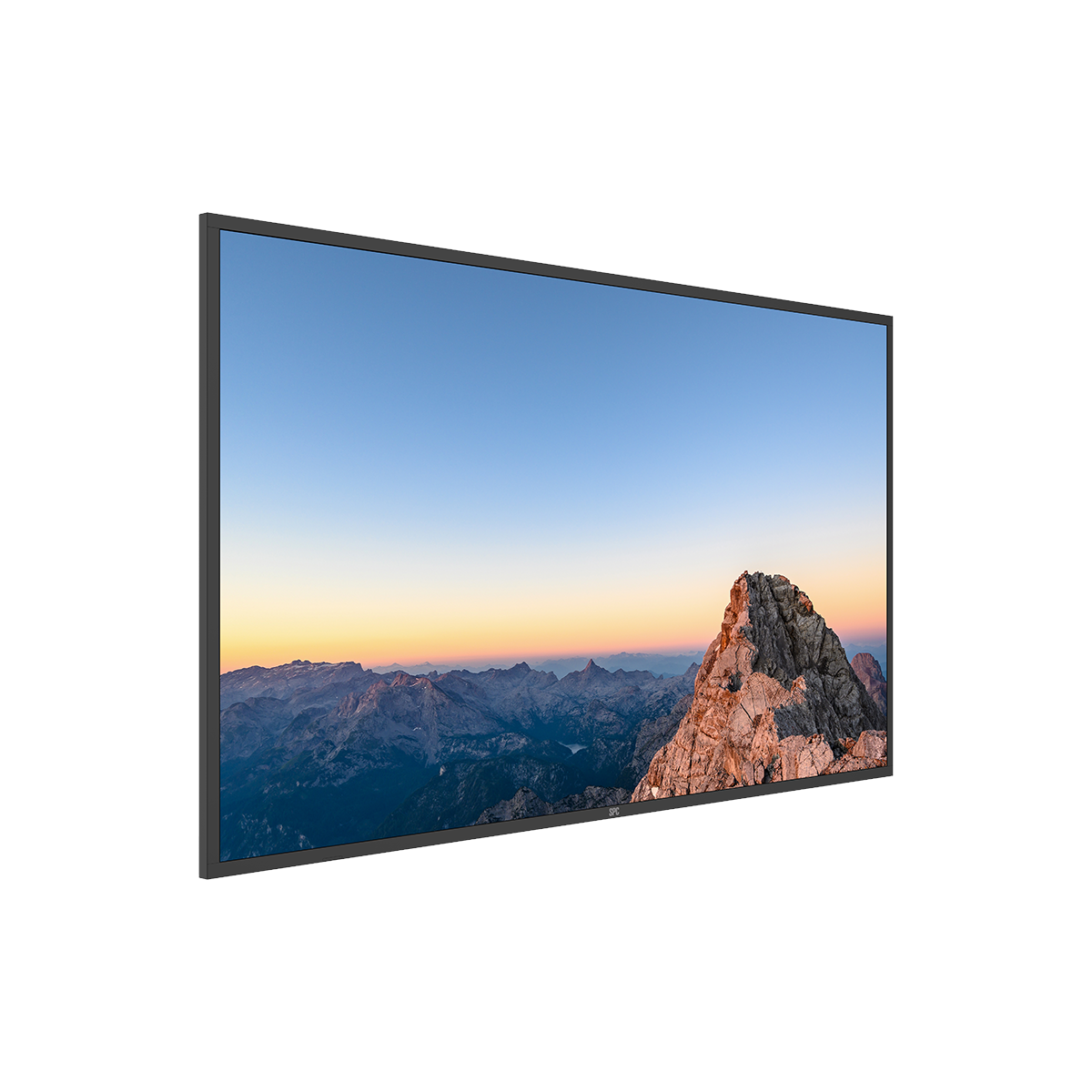 Un monitor muestra un paisaje montañoso al atardecer con cielo despejado.
