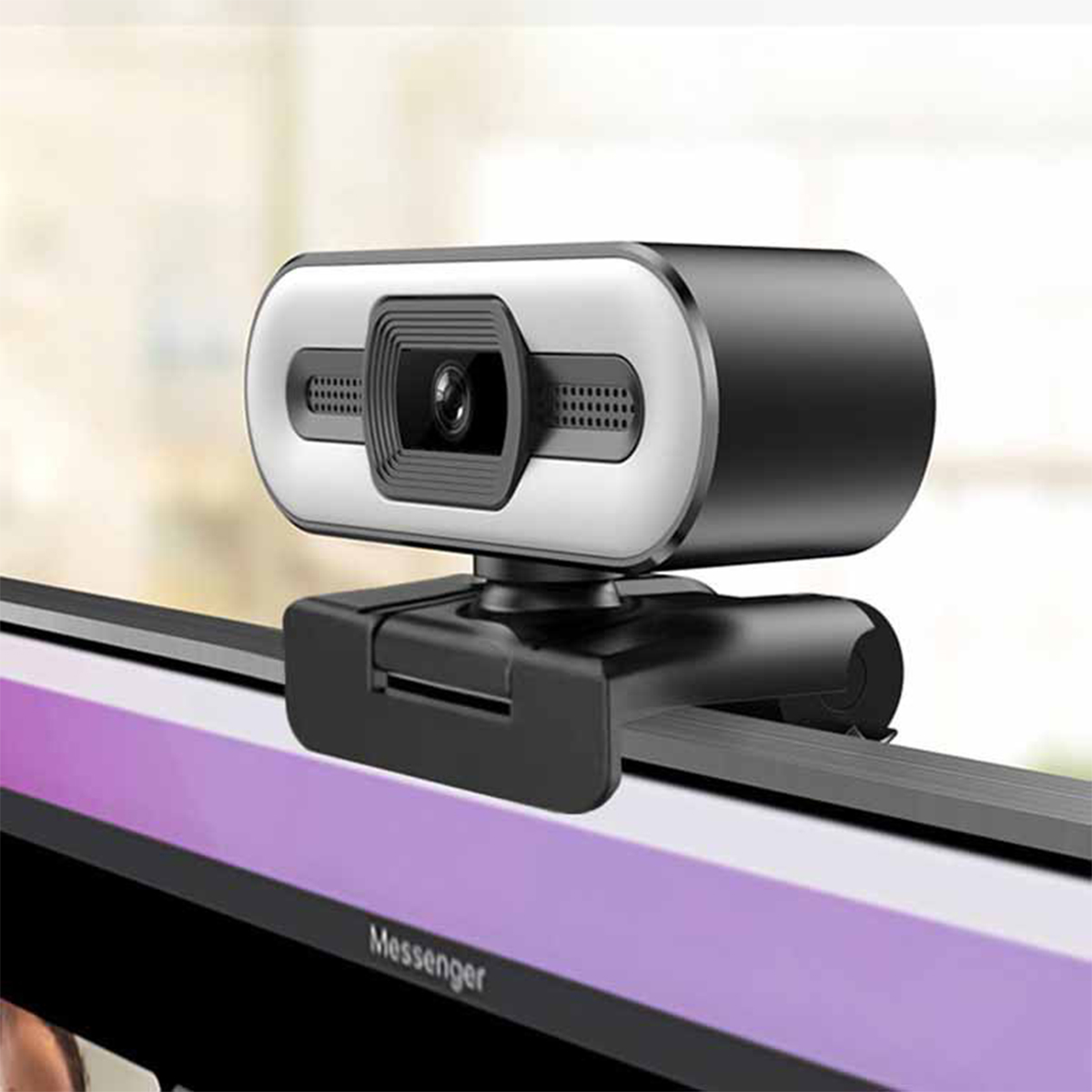 Eine schwarze und weiße Webcam sitzt auf einem Computermonitor, der 