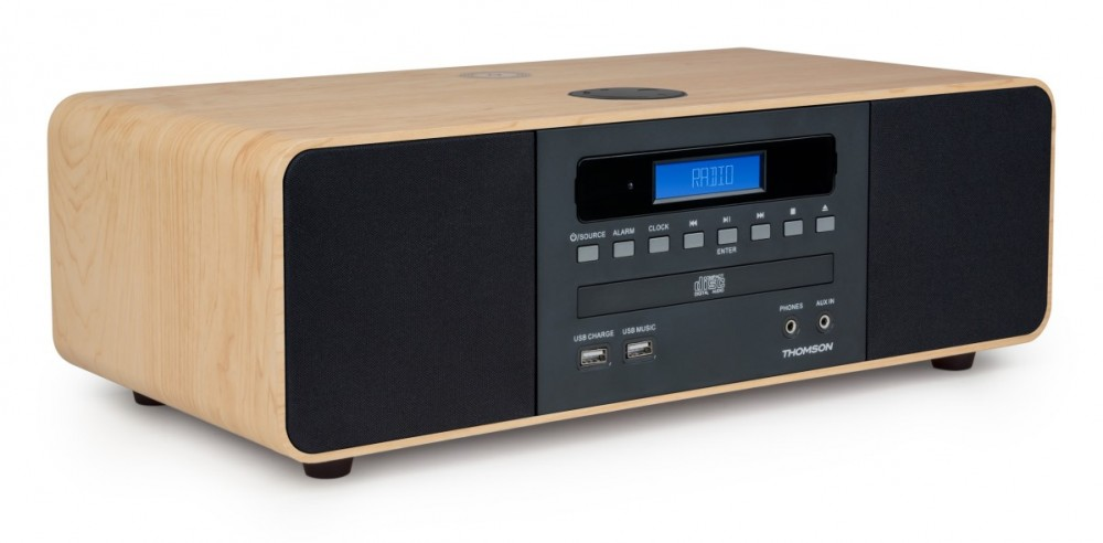 Drewniane radio z odtwarzaczem CD, portami USB i niebieskim wyświetlaczem LCD.