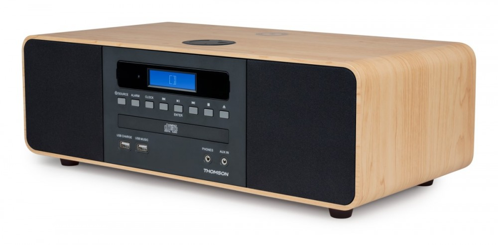 Drewniane radio z odtwarzaczem CD, wyświetlaczem, przyciskami i portami USB.