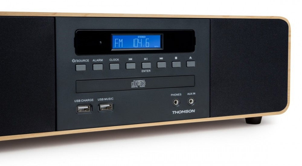 Radio stereo CD Thomson z wyświetlaczem FM, przyciskami, portami USB i głośnikami.