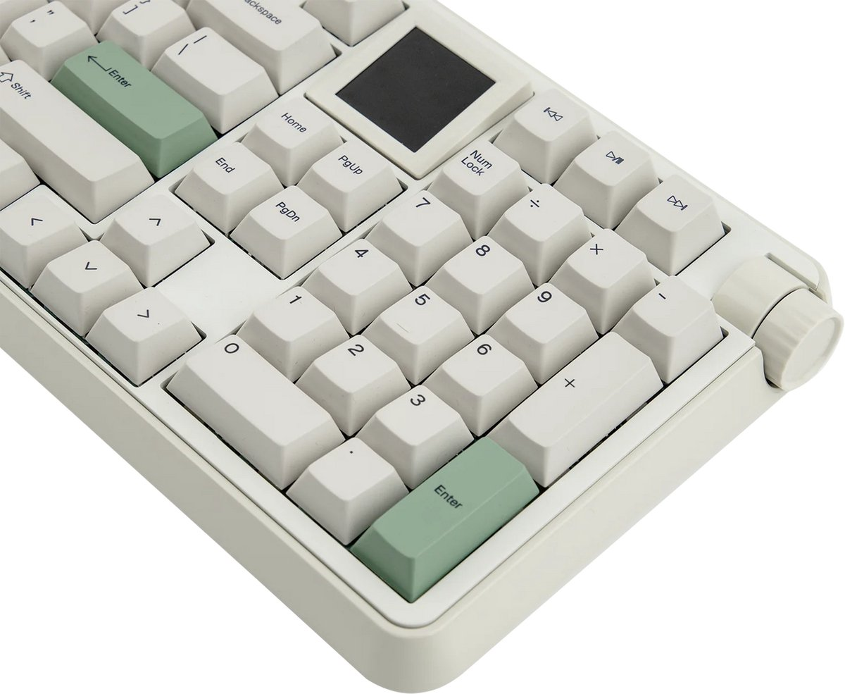 Gros plan d'un clavier blanc avec écran numérique et touches Entrée vertes.