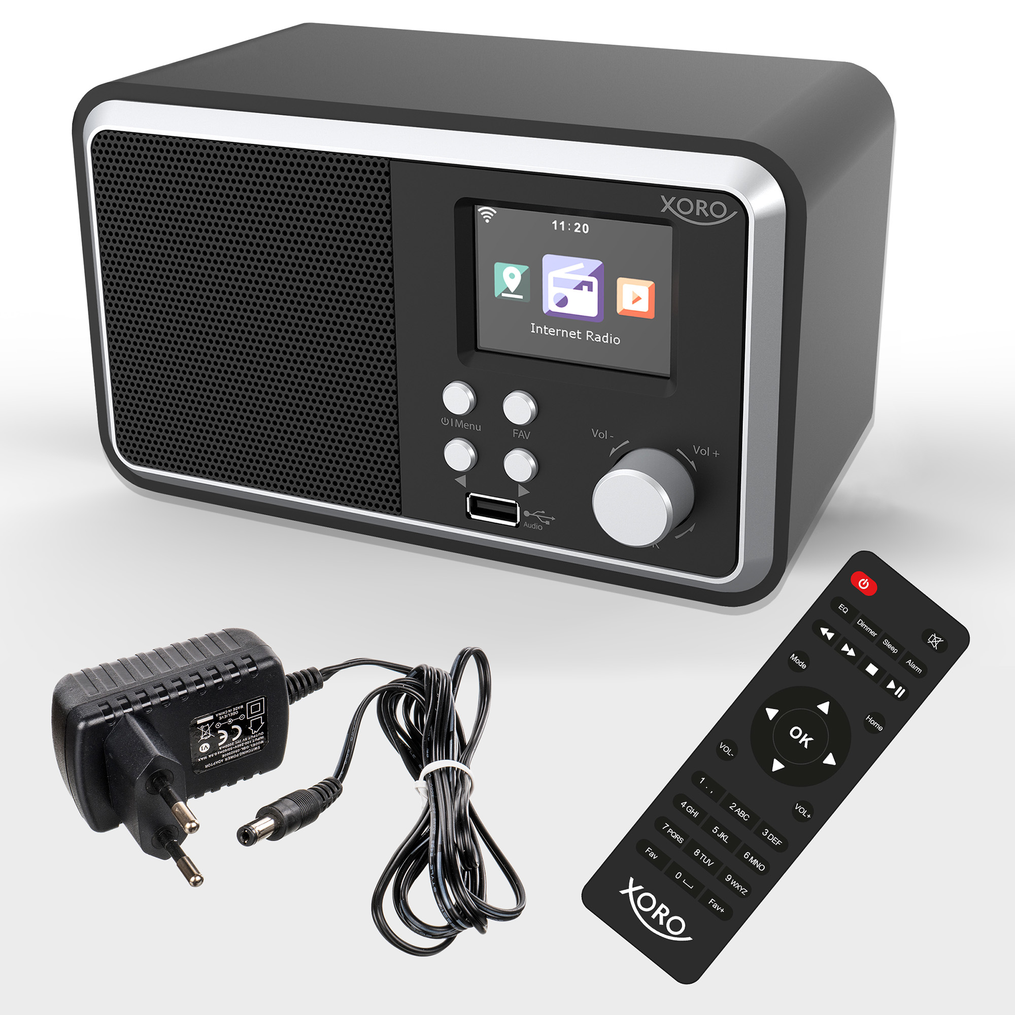 Una radio internet nera, alimentatore e telecomando su sfondo bianco.
