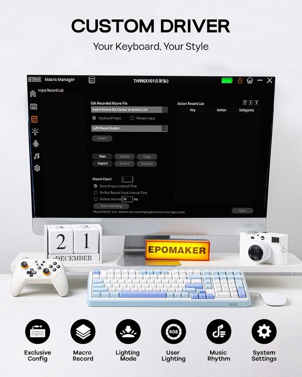 Een computeropstelling met toetsenbord, muis, controller, camera en kalender.