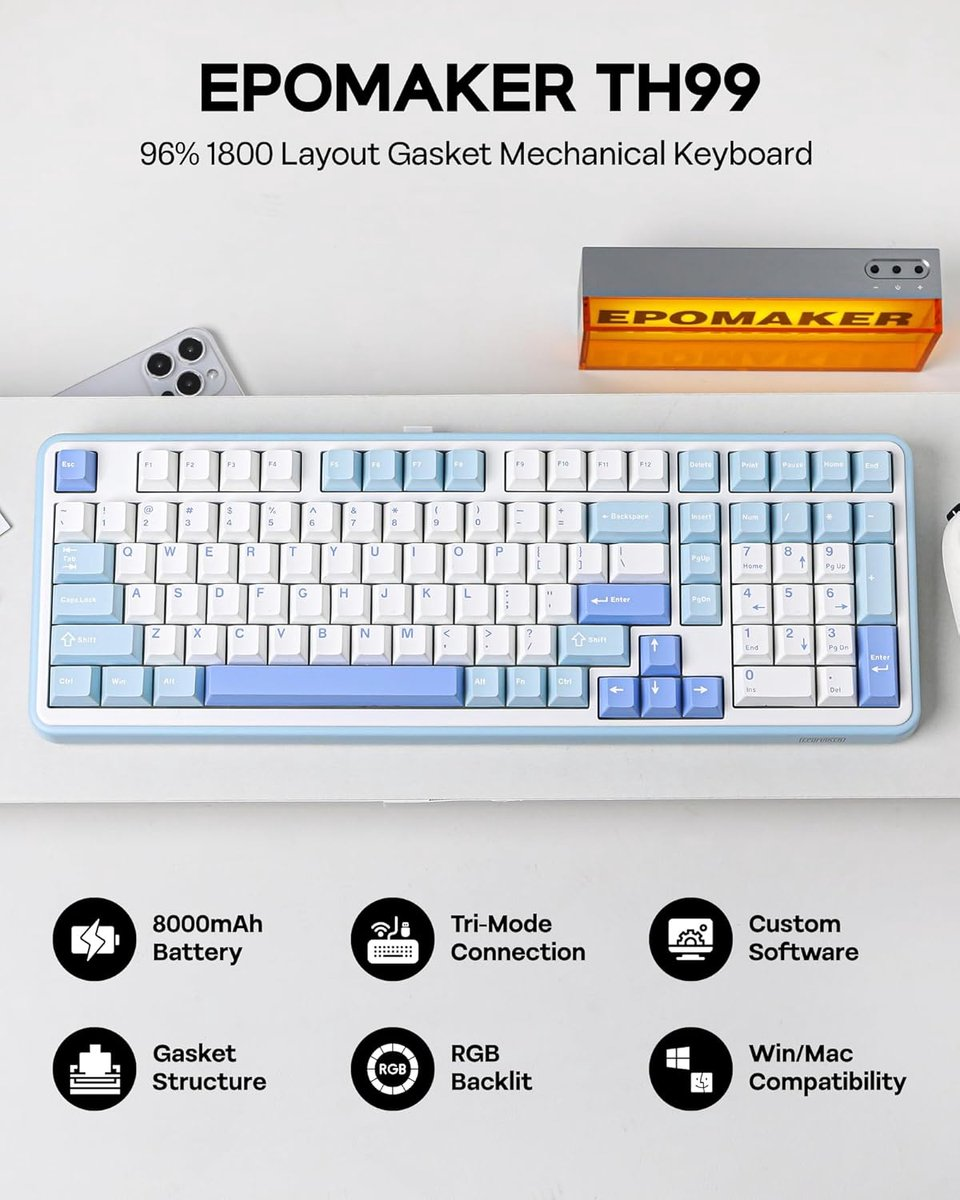 Een lichtblauw EPOMAKER TH99 96% 1800 layout mechanisch toetsenbord.