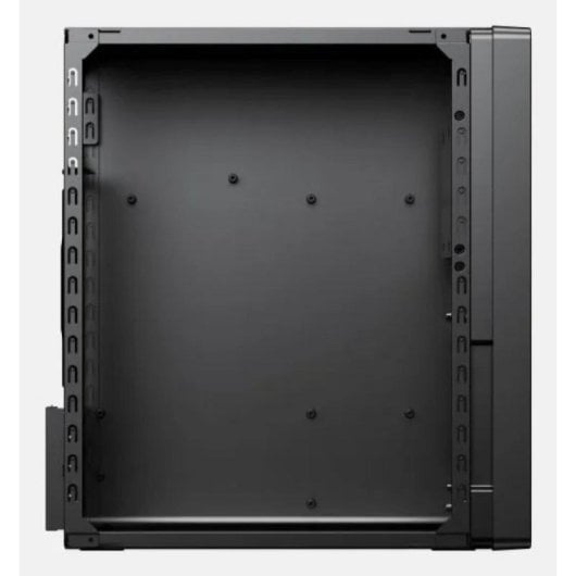 Interno nero vuoto di case per computer, vista laterale. Telaio metallico con fori.