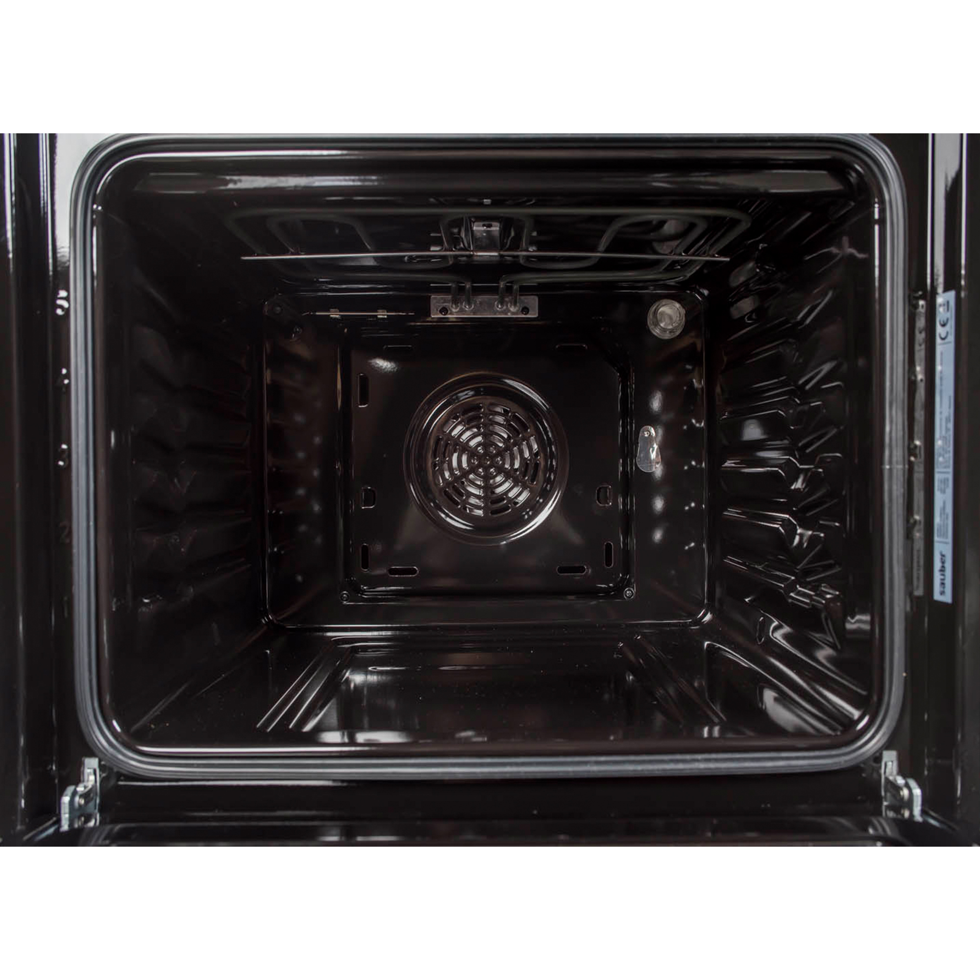 Vista interior de un horno negro limpio con ventilador y elementos calefactores.