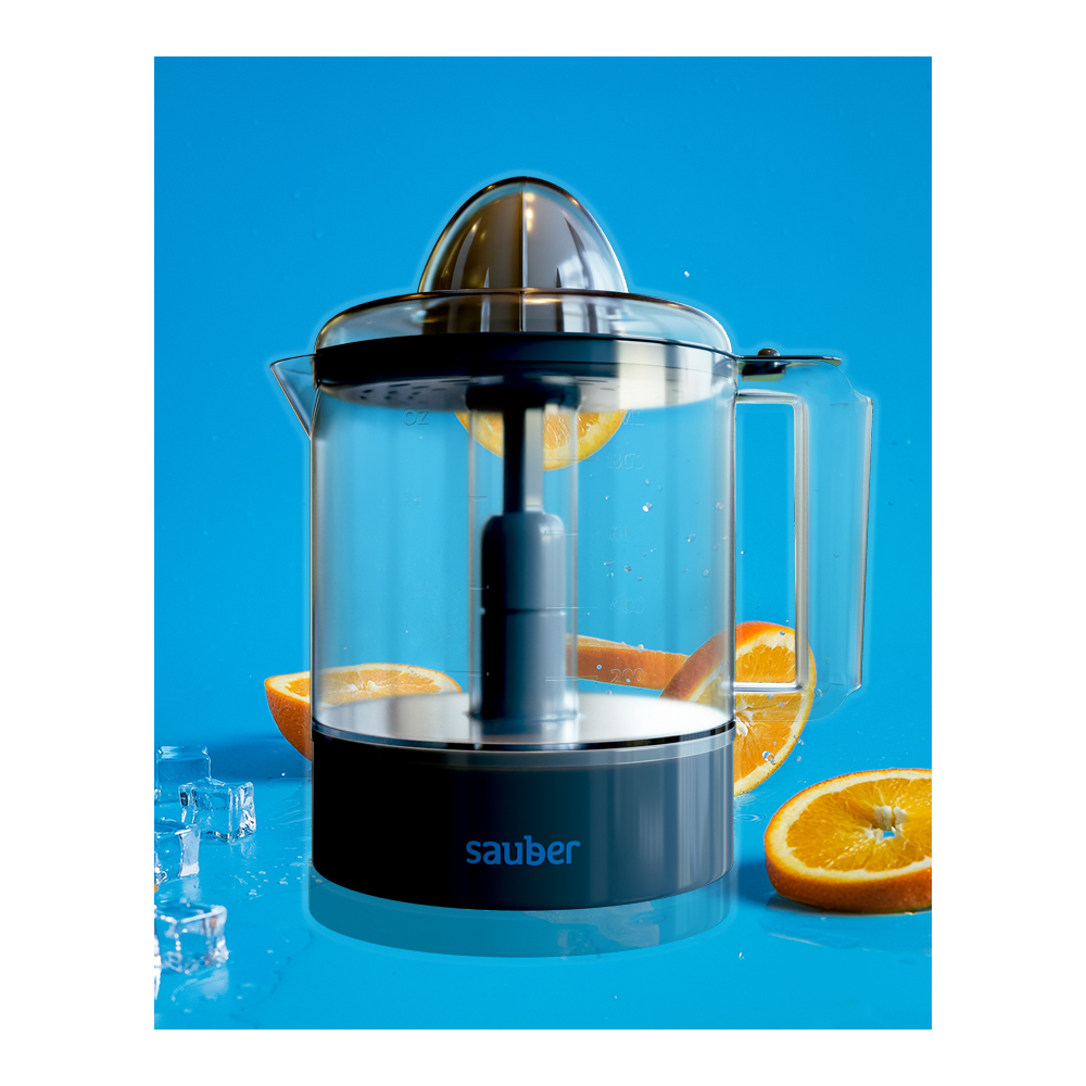 Exprimidor con naranjas y cubitos de hielo sobre fondo azul.