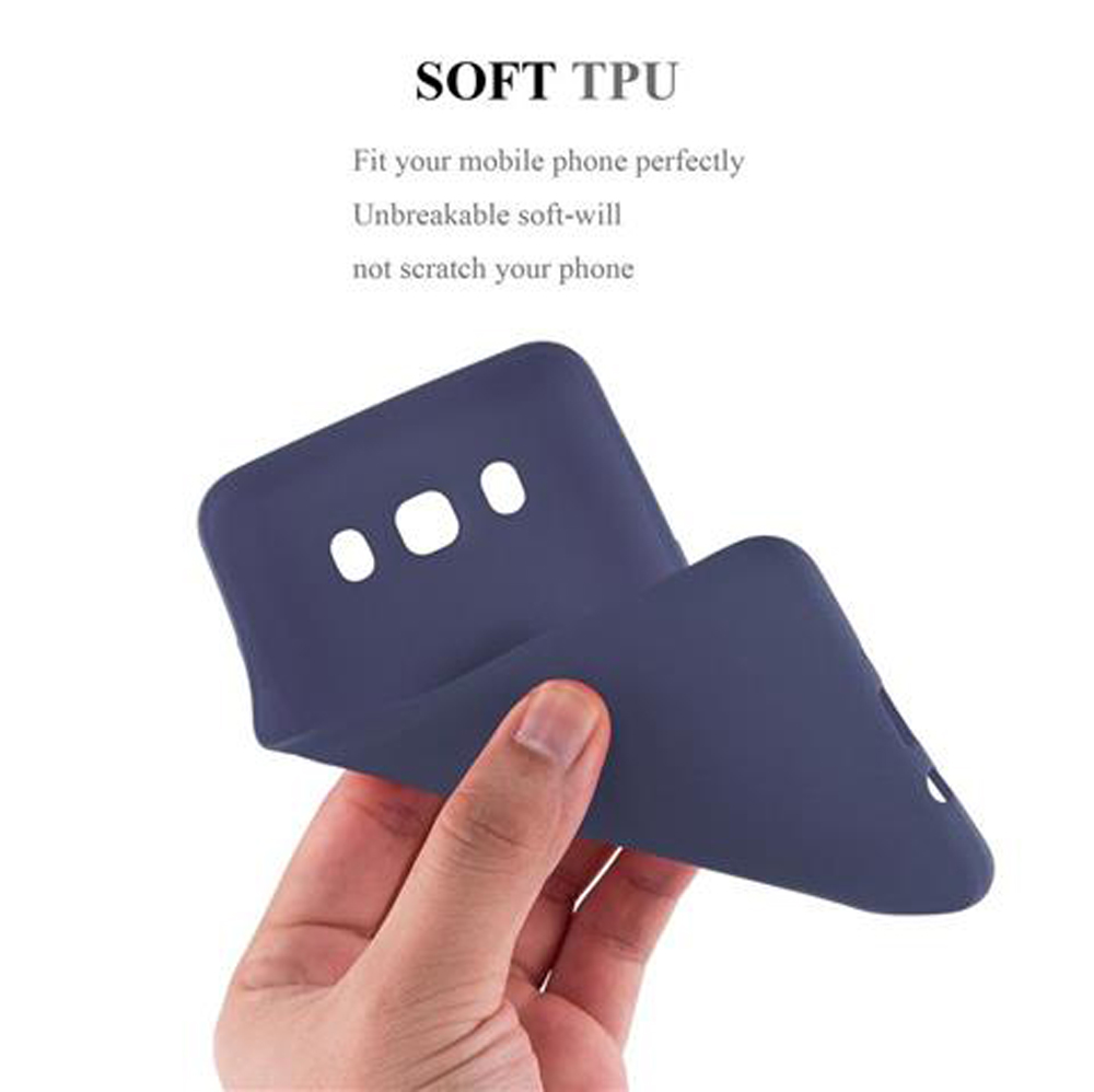 Una mano tiene una custodia per telefono in TPU blu scuro con ritagli.