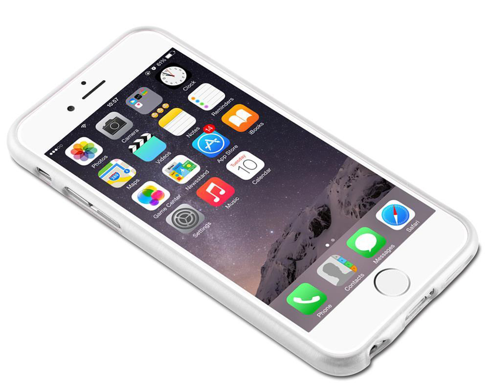 Un iPhone bianco mostra la schermata principale con varie icone di app, su uno sfondo di montagne stellate.