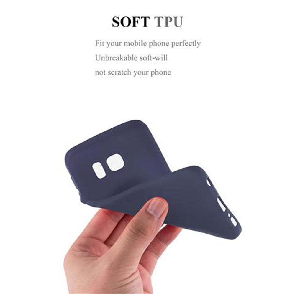 Una mano tiene una cover per telefono blu scuro con ritagli per fotocamera e pulsanti.