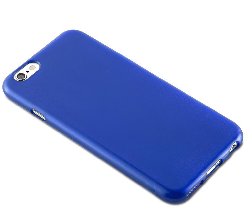 Eine blaue Handyhülle liegt auf weißem Hintergrund.