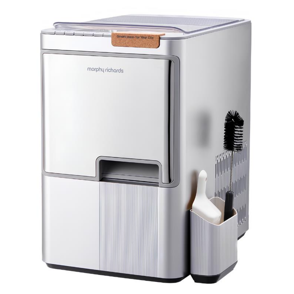 Gümüş Morphy Richards buz yapıcı, yanında temizleme fırçası ve kepçe.