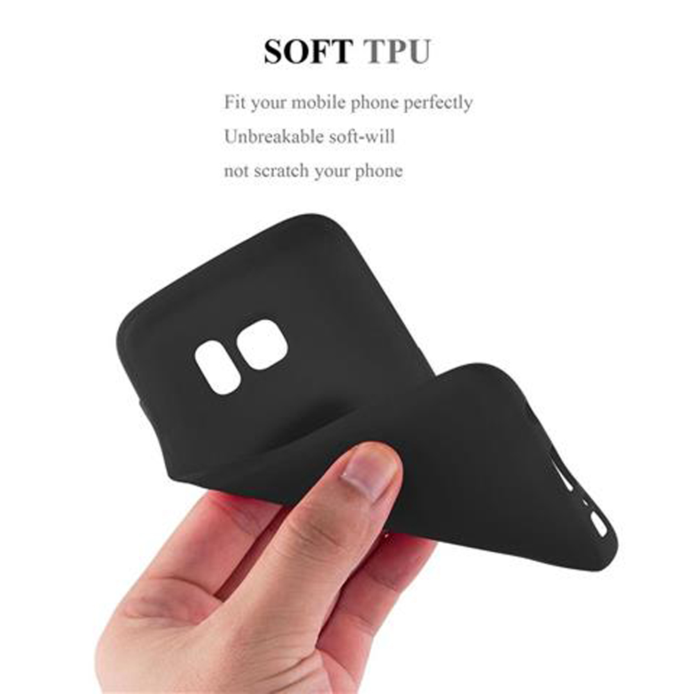 Una cover nera per telefono tenuta in mano. È flessibile e morbida.
