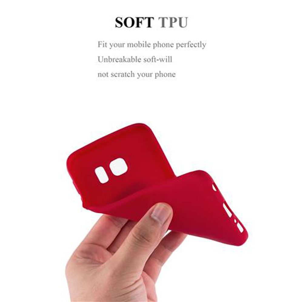 Mano che tiene una cover per telefono rossa flessibile con ritagli per fotocamera e pulsanti.