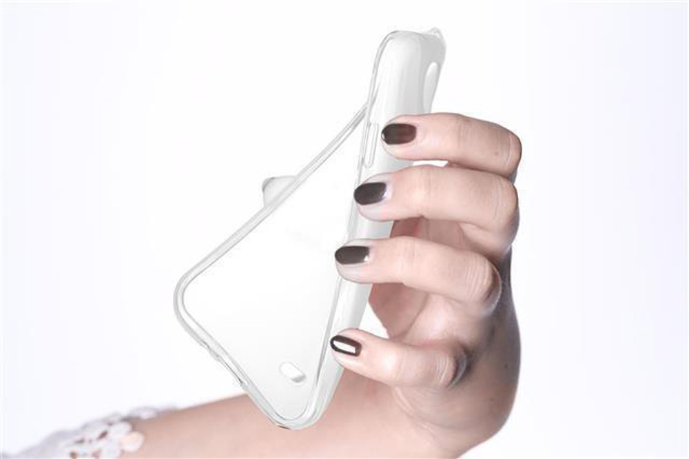 Una mano tiene una custodia trasparente per telefono su sfondo bianco.
