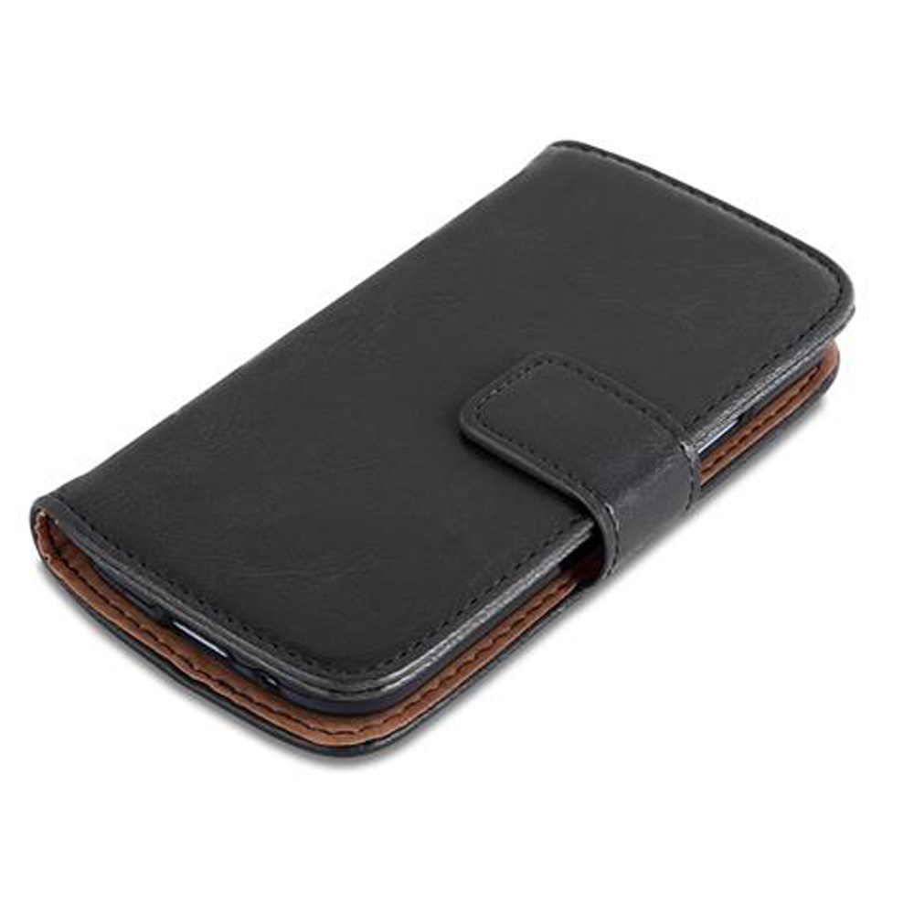 Funda de teléfono de cuero negro con interior marrón, cerrada.