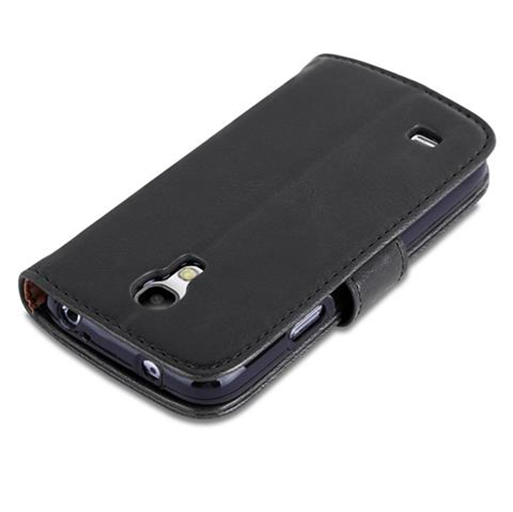 Funda negra de cuero abatible para teléfono con recorte de cámara sobre fondo blanco.