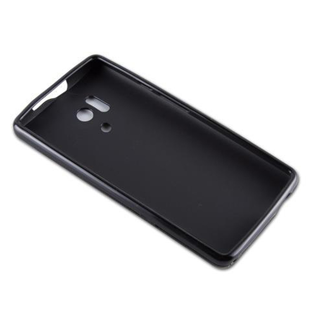 Custodia nera in plastica per telefono su sfondo bianco. Ritagli per fotocamera e flash.