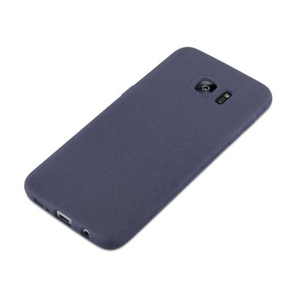 Una cover per telefono blu scuro su sfondo bianco. Sono visibili la lente della fotocamera e il flash.