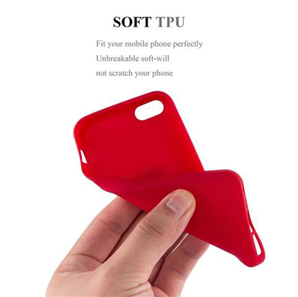 Una custodia rossa per telefono tenuta da una mano. Il testo dice SOFT TPU.