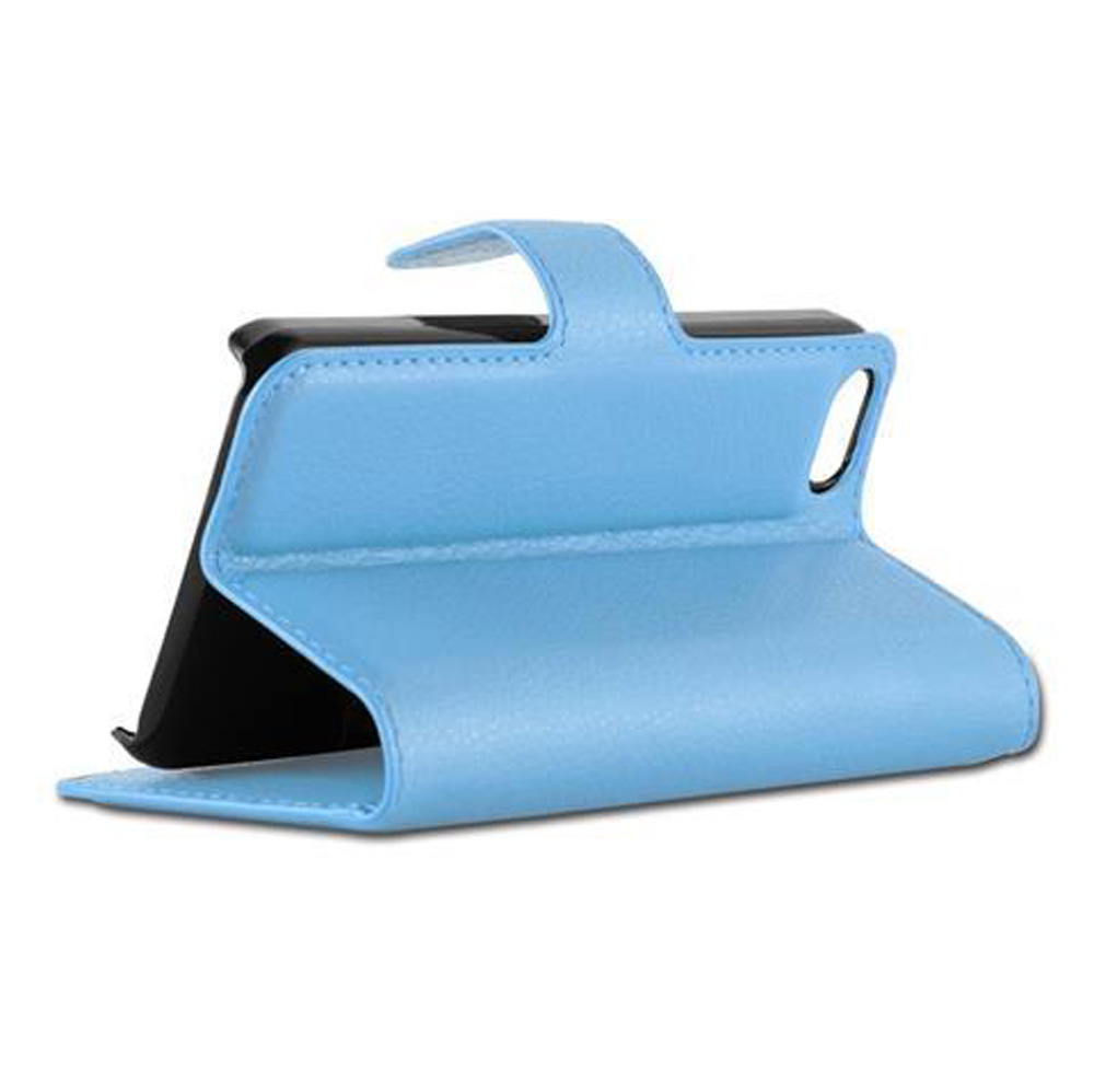 Custodia a libro in pelle azzurra per smartphone, in posizione verticale.
