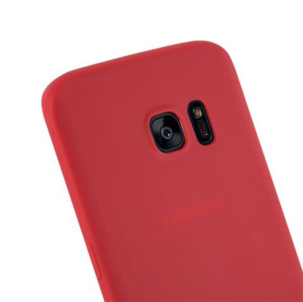 Primo piano di una custodia per telefono rossa con modulo fotocamera.