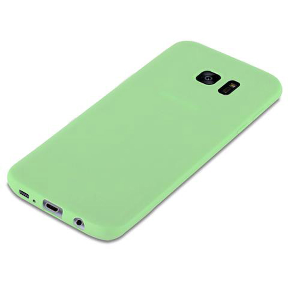Una custodia per telefono verde chiaro con obiettivo della fotocamera e porte visibili su sfondo bianco.