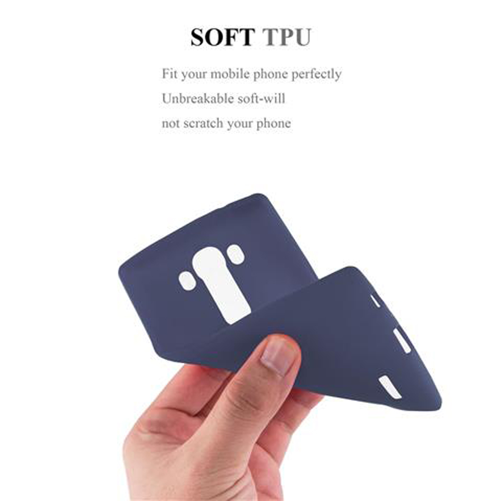 Funda de teléfono azul oscuro con logo blanco, sostenida por una mano.