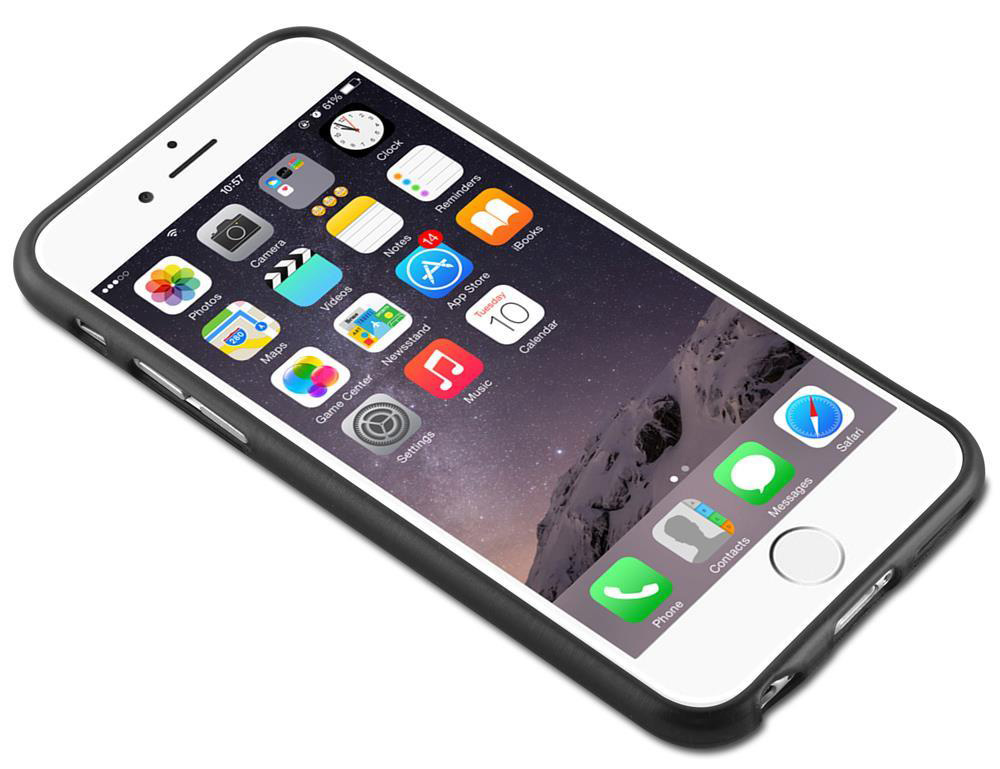 Un iPhone con custodia nera mostra la schermata principale con varie icone di app e uno sfondo di montagna.