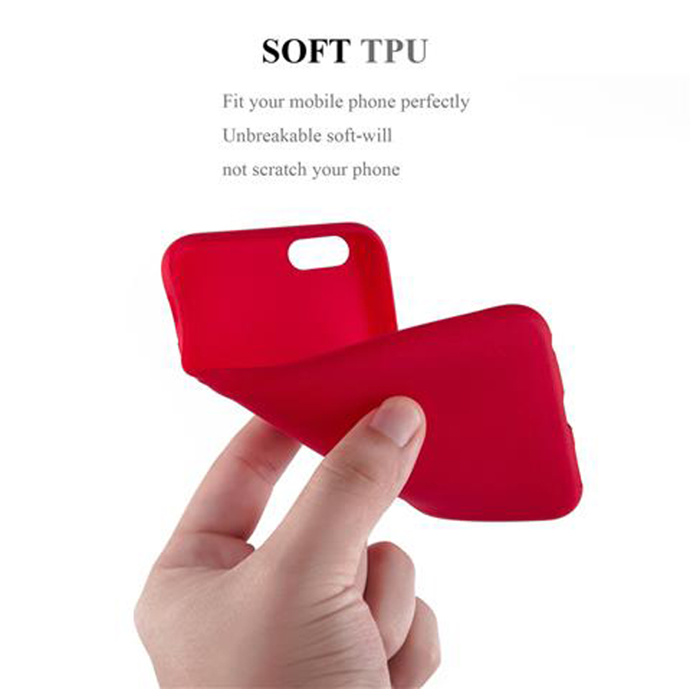 Una mano tiene una cover rossa in TPU morbido.