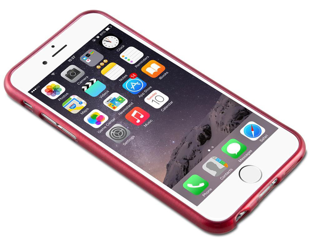 Ein rotes iPhone zeigt seinen Startbildschirm mit verschiedenen App-Symbolen und einer Berg-Tapete.