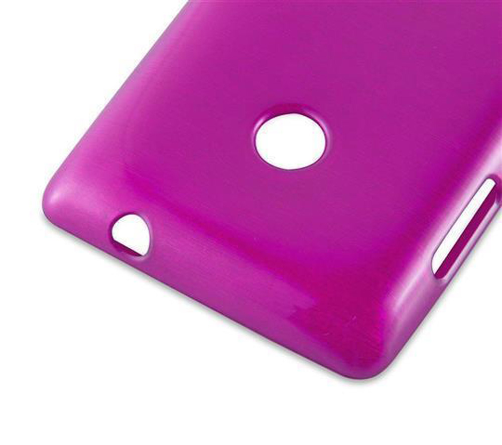 Primo piano di una cover viola lucida per telefono con ritagli per fotocamera e porte.