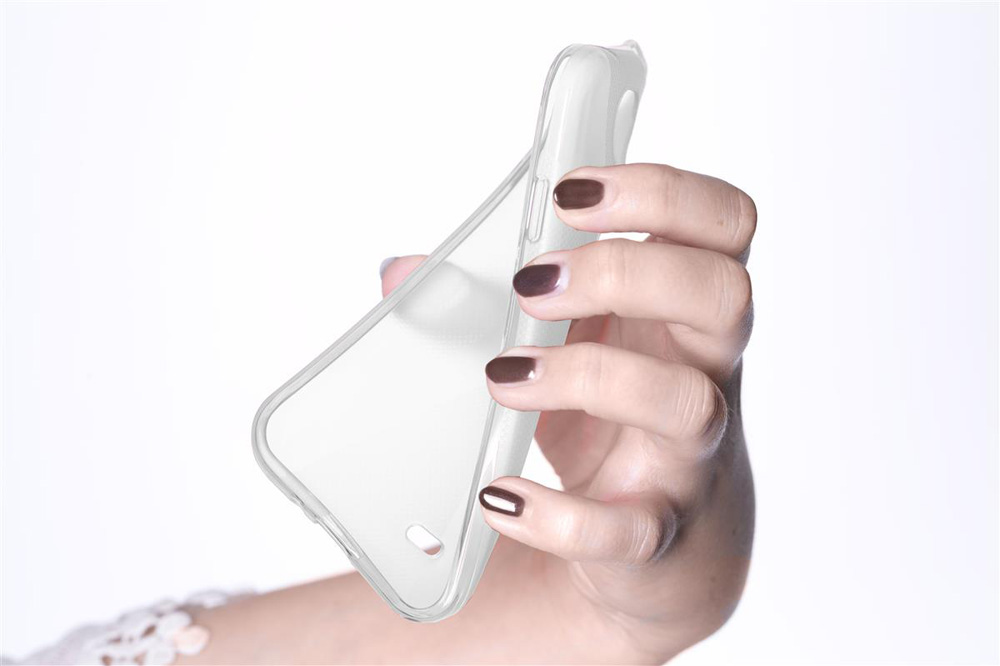 Una mano che tiene una custodia trasparente per telefono su sfondo bianco.